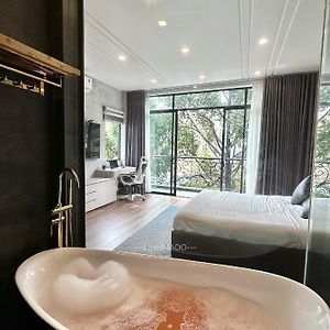 Khanh Nguyen Luxury Apartment, Balcony Street View, Large Bathtub